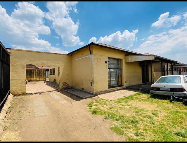 9 BEDROOM HOUSE FOR SALE IN SPRINGS CENTRAL